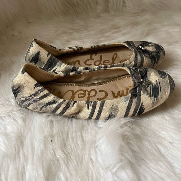 Sam
Edelman Felicia beige & gray fabric flats with silver tone accent size 7.5M - Picture 2 of 9